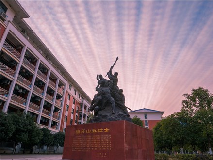 缘聚科大，奋斗强军 | 花火剧团携手国防科技大学春节音乐焰火秀恭贺新春。
